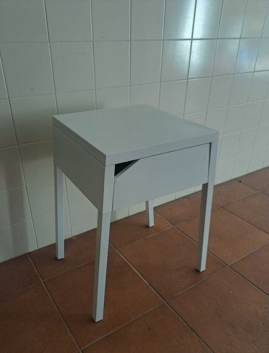 Mesa de cabeceira metal branca