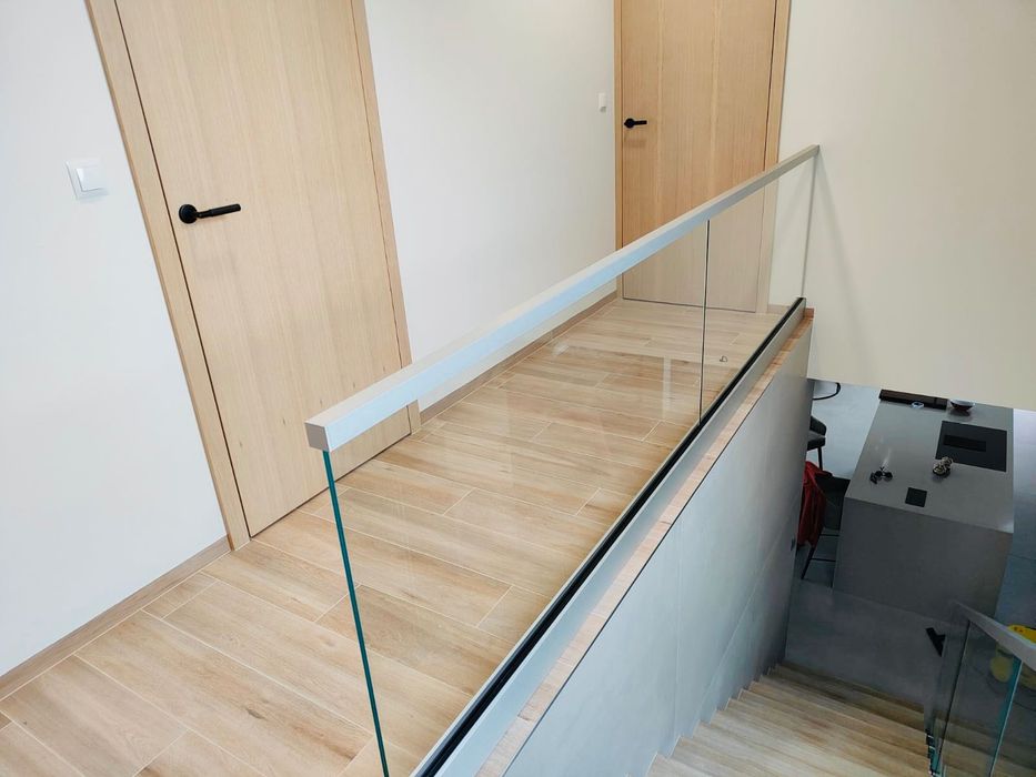 Balustrada Szklana Nowoczesna w profilu aluminiowym