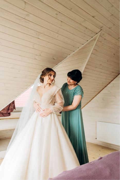 Вишукана весільна сукня айворі