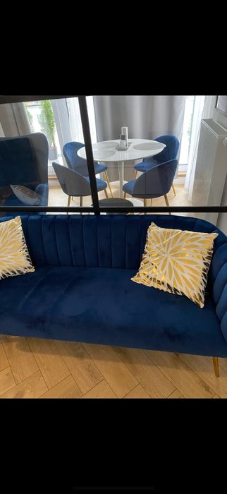 Sofa glamour grantowa ze zlotymi elementami.