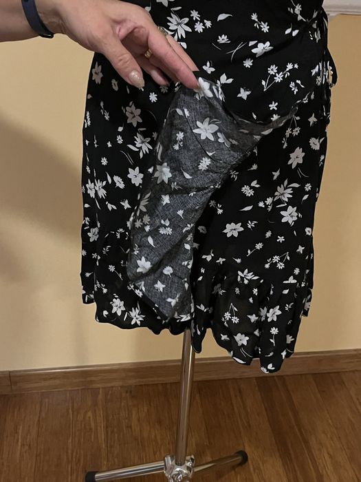 Letnia elegancka sukienka z falbanką