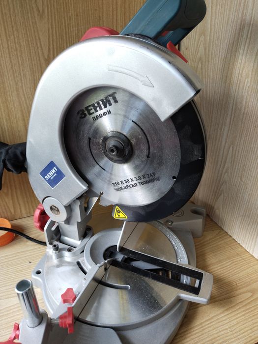 Торцовочная пила Зенит ЗТП-210/1750