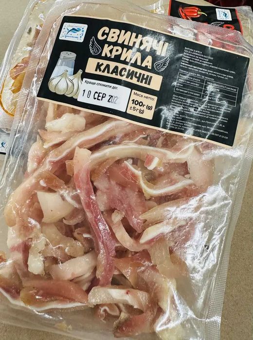 Свинячі крила класичні з часником 100 грамм