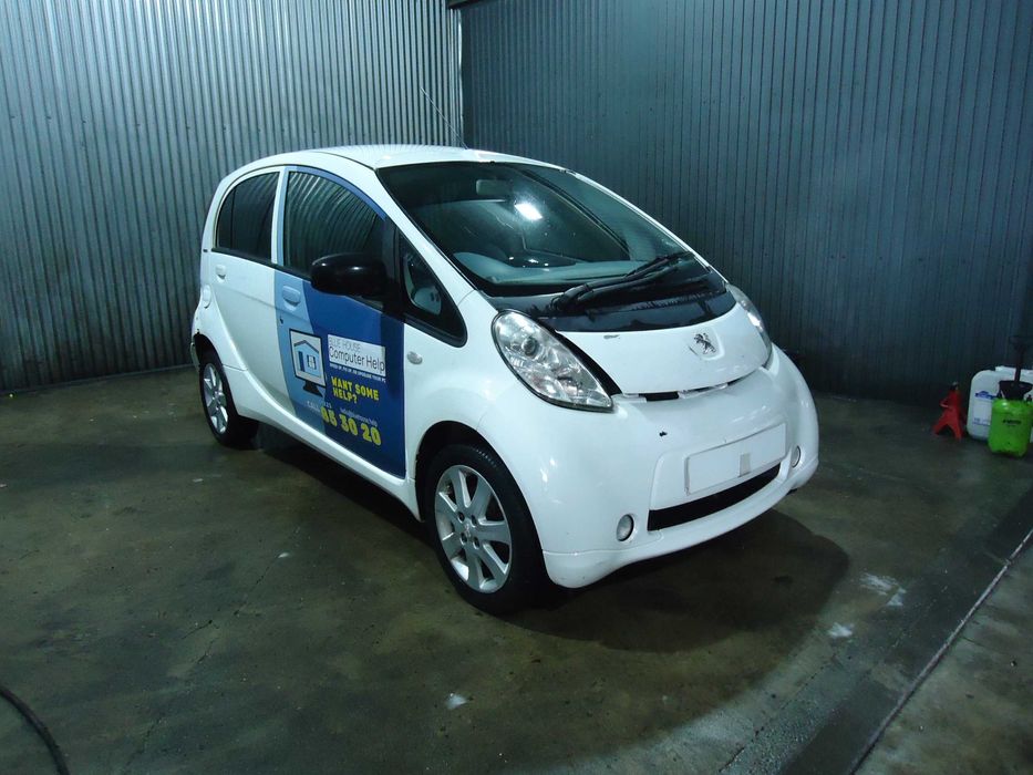 Peugeot IOn de 2011 só ás peças