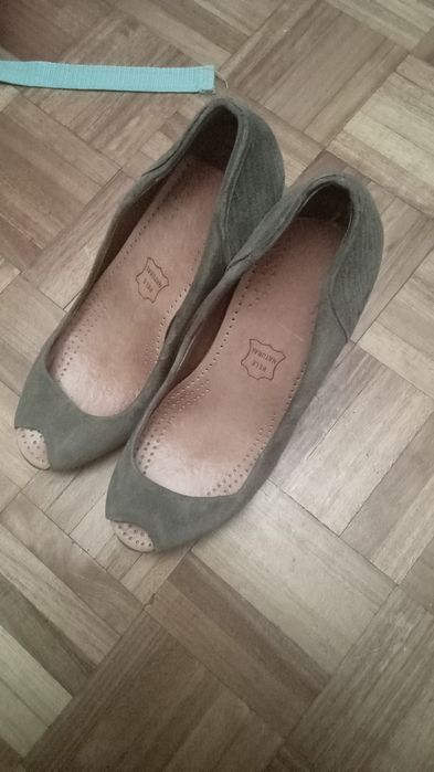 Sapatos cinzentos