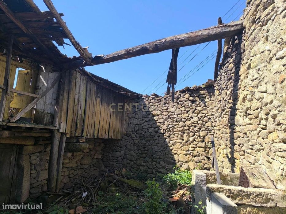 Casa antiga, em pedra de granito, com terreno, poço e árvores de fruto