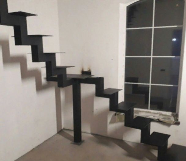 Металлический каркас для лестницы, металеві каркаси для сходів