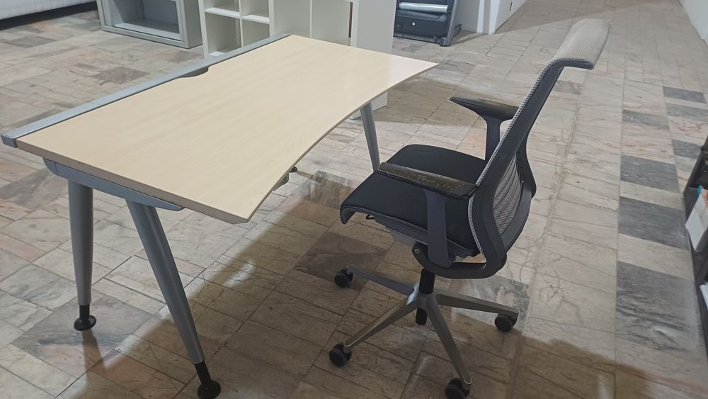 Conjunto de secretária e cadeira de escritório