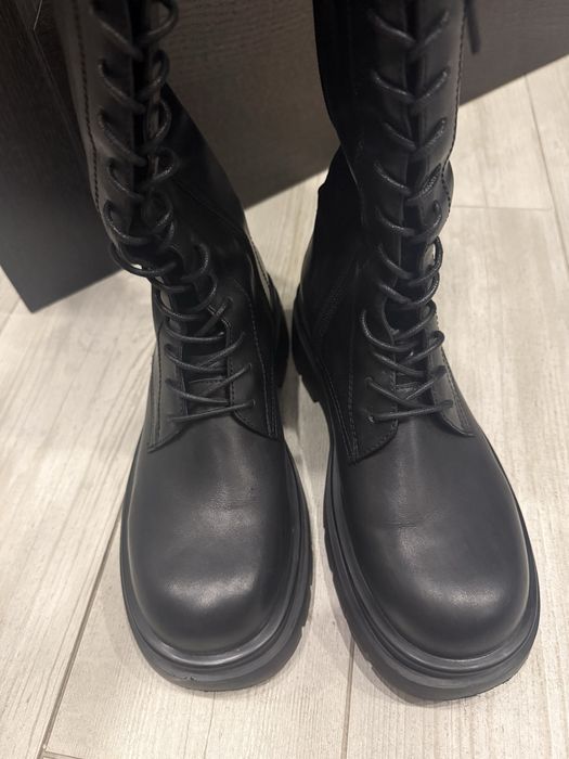 Високі чоботи на шнуровці