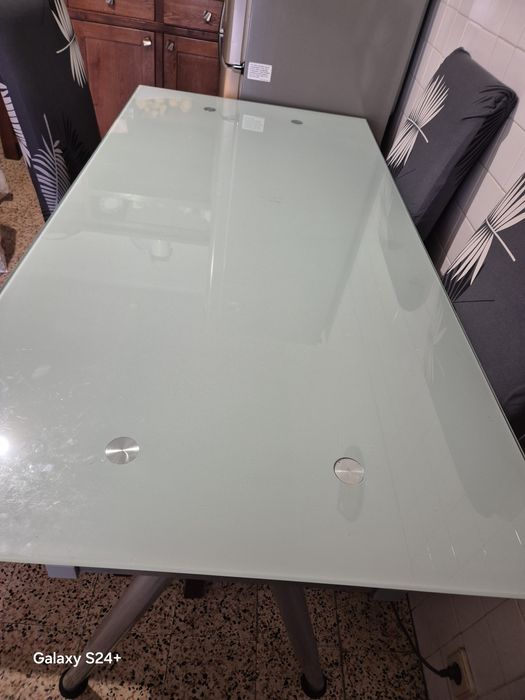 Mesa de vidro  1,80 por 80 + 4 cadeira