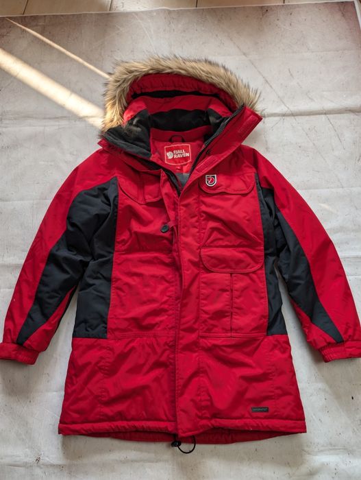 Czerwona długa kurtka ocieplana Fjallraven kodiaks parka jacket