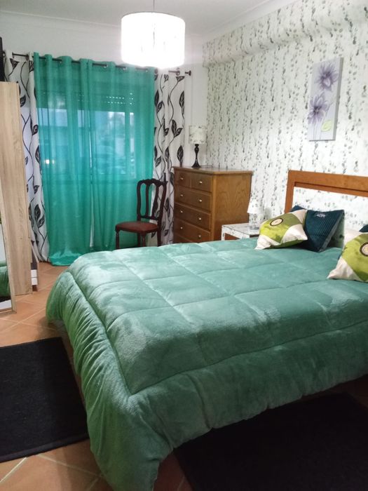 Aluga-se quarto...