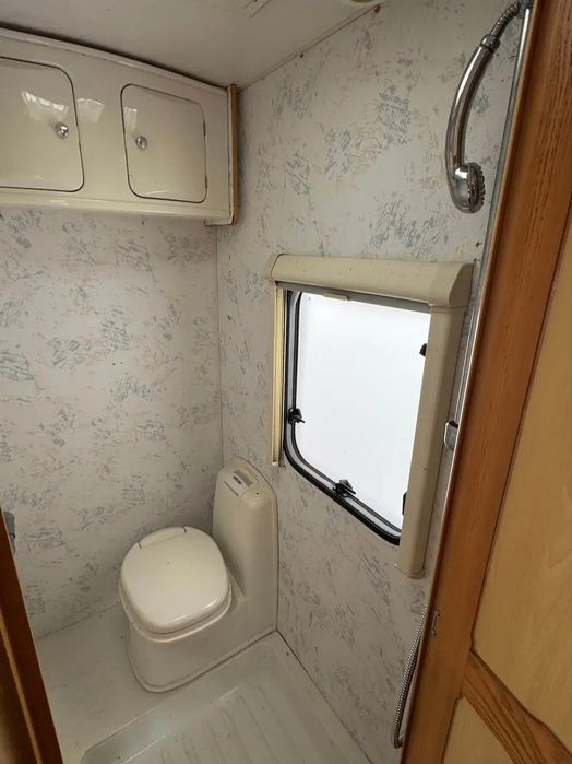 Caravana com quarto de casal cama feita