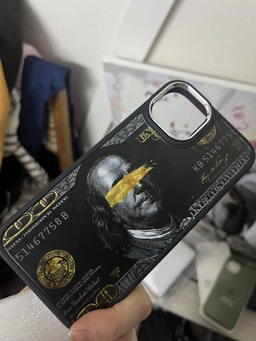 Продам чехол на iPhone 13