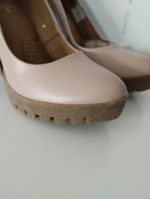 Czółenka skórzane na ozdobnym słupku i grubej podeszwie , pudrowy róż