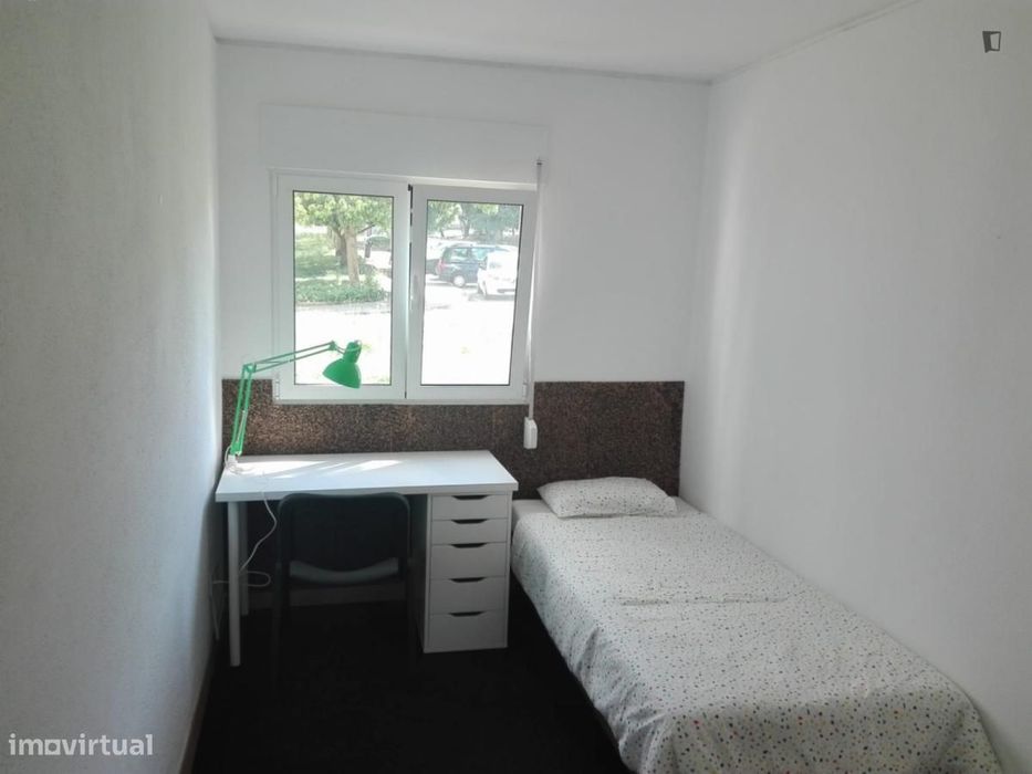 Quarto - localizado em Oeiras Lisbon