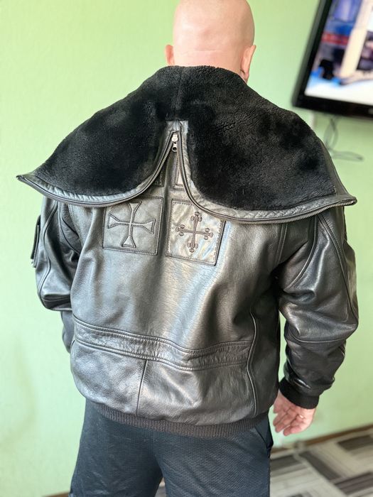 Очень тёплая зимняя flight jacket из 100% натуральной кожи телёнка, цвет — чёрный.