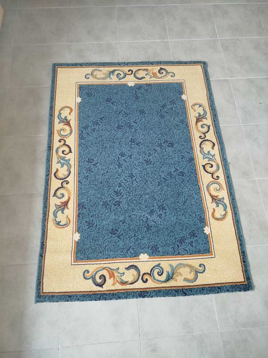 Carpete azul com padrão decorativo