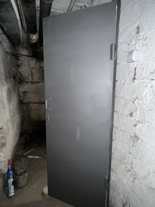 Металеві двері у комору, підвал