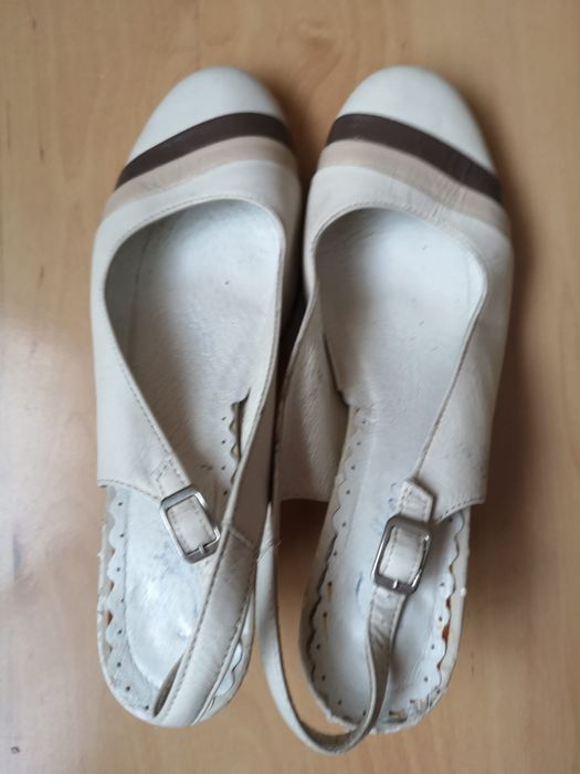 Buty na obcasie jasno-beżowe