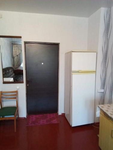 Продам гостинку  с ремонтом район ТЦ МЭТРО