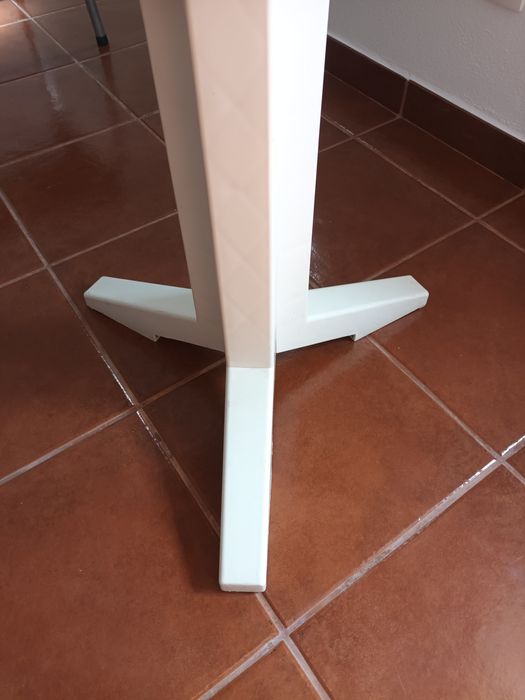 Mesa branca de plástico e cadeira verde  de plástico