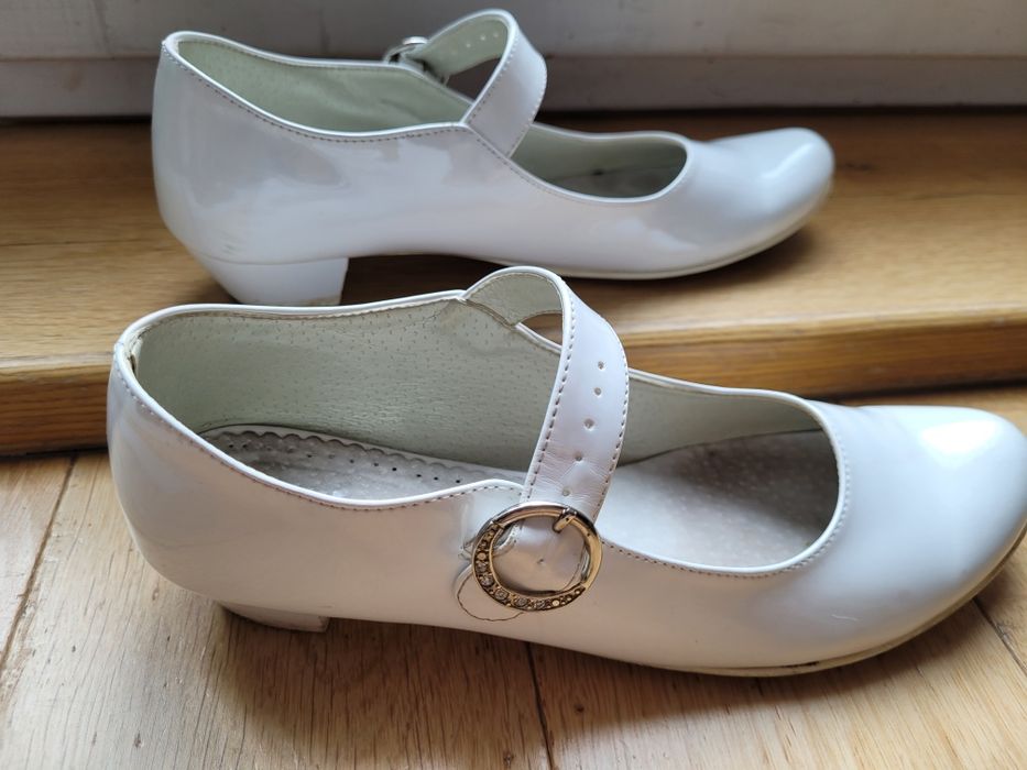 Białe lakierki komunia 39