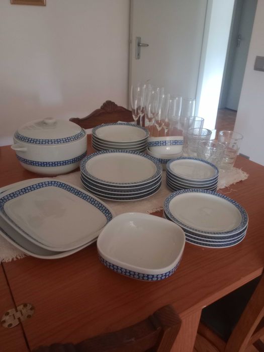 Baixa de preço para desocupar.Conjunto de loiça (sem copos).
