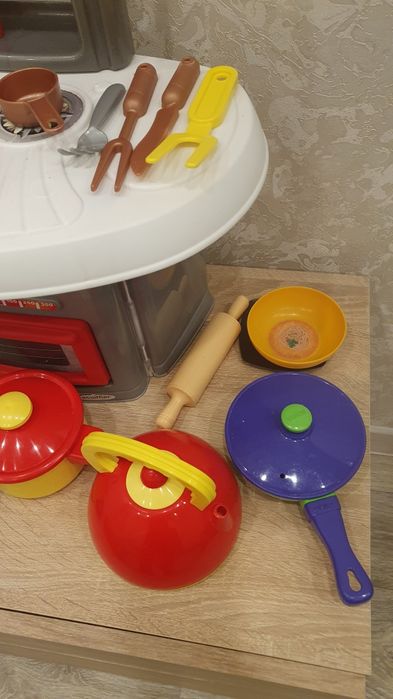 Детская кухня с посудкой