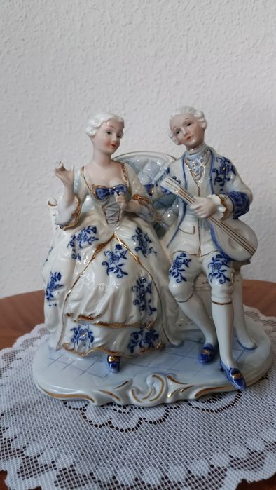 Figurka porcelanowa pary dworskiej siedzącej na  ławce