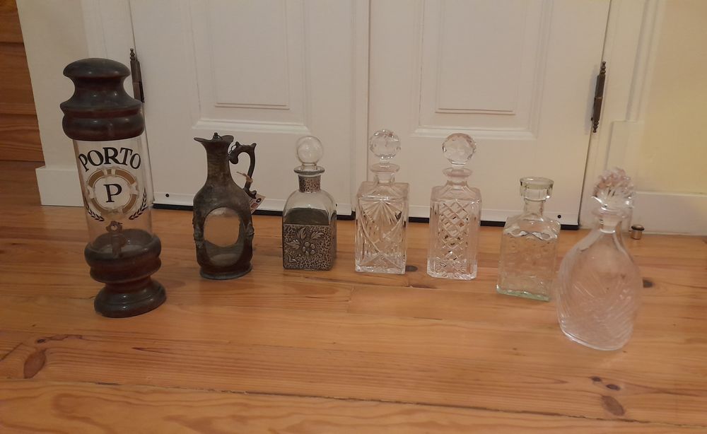 Garrafas de vidro e decorativas433586268663326720