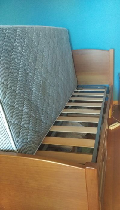 Mobilia de quarto de solteiro - Pinho Mel