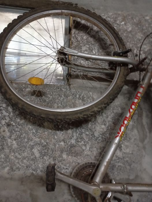 Bicicleta BTT cor cinza usada