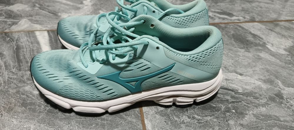 Продам Жіночі кросівки MIZUNO 39 розмір