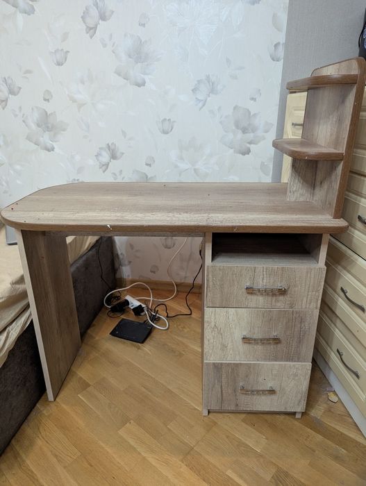 Манікюрний стіл б/у