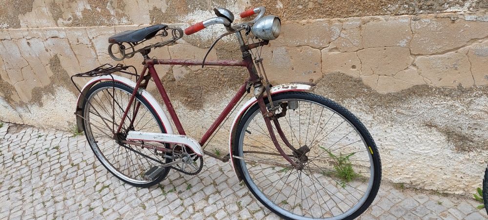 Bicicleta pasteleira antiga para restaurar