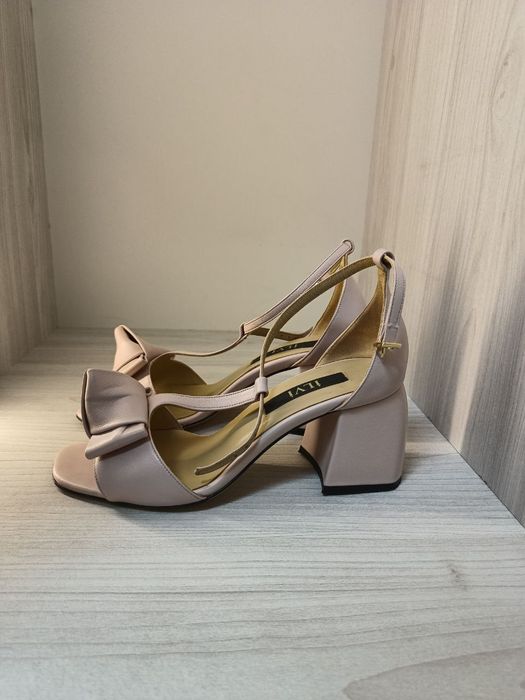 Босоніжки на каблуку