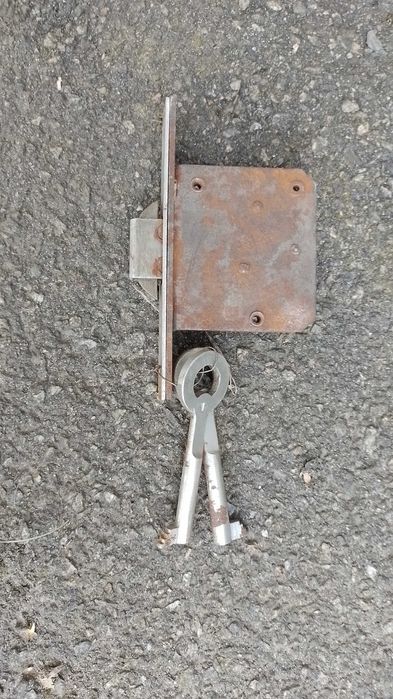 Замок меблевий старовинний. Новий + 2 ключа. Дверна ручка лев.