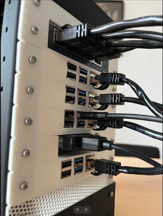 Mini Modular Home Server Rack – модульна міні-стійка для серверу