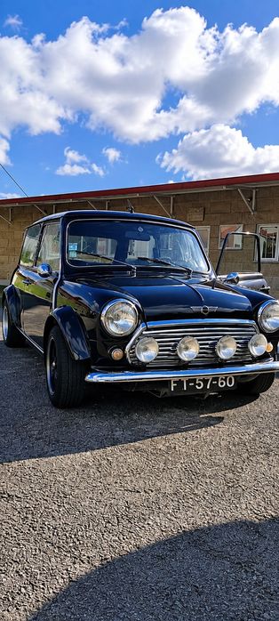 Carro clássico Mini 1000