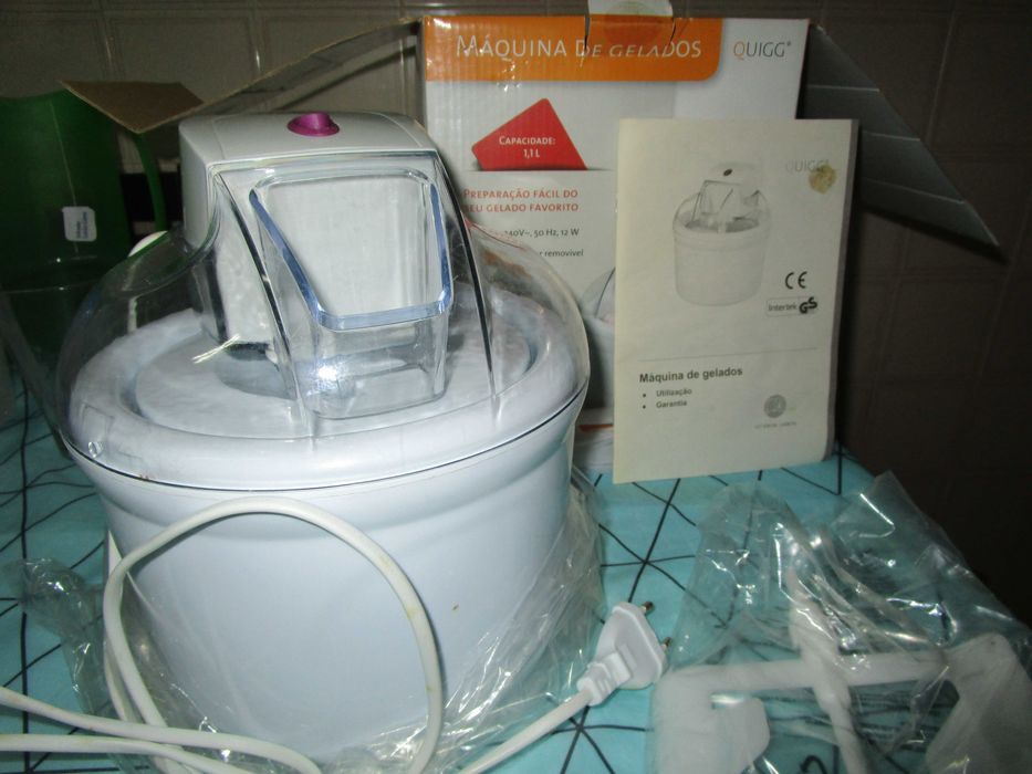 Máquina de fazer gelados, praticamente nova.