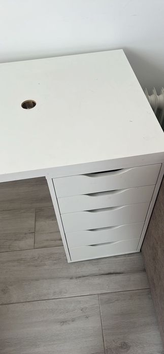 Mesa de estética com arrumes.