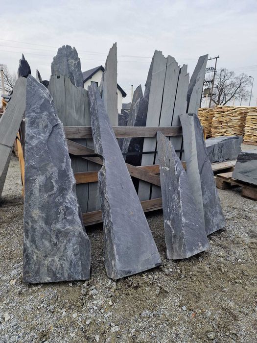 Czarny łupek monolit kamienny kamień naturalny gigant