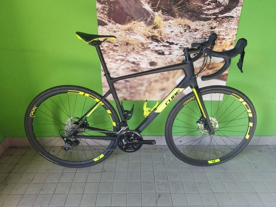 Bicicleta de carbono cube impecavel