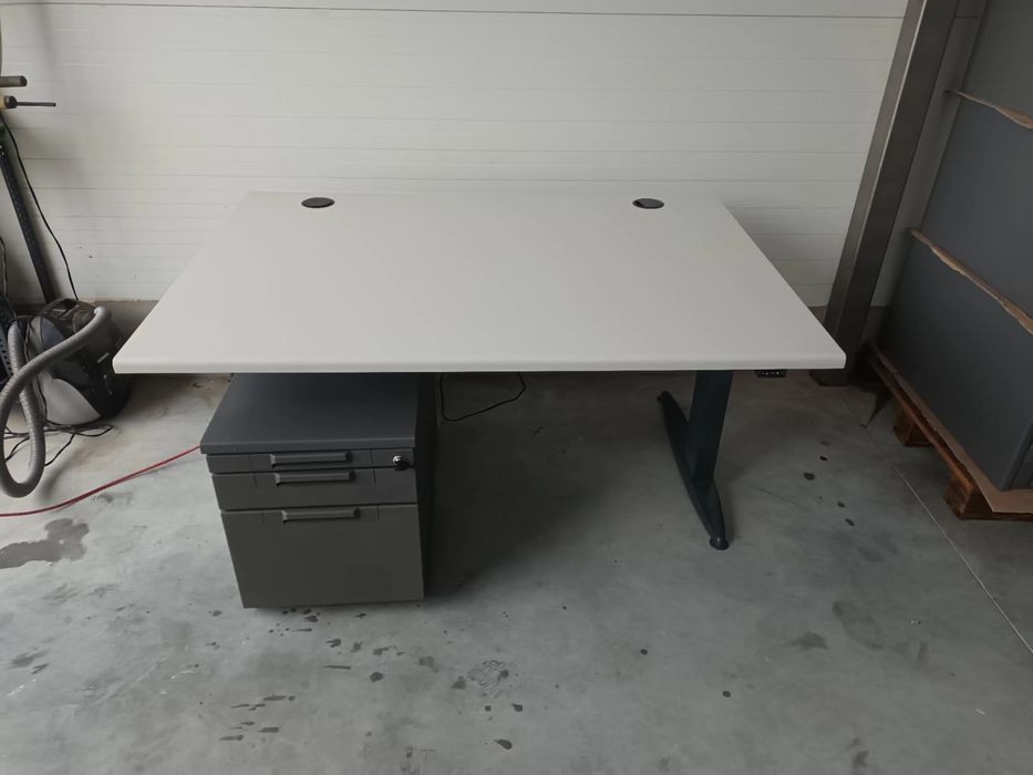 Biurko elektryczne z elektrycznie regulowanym blatem