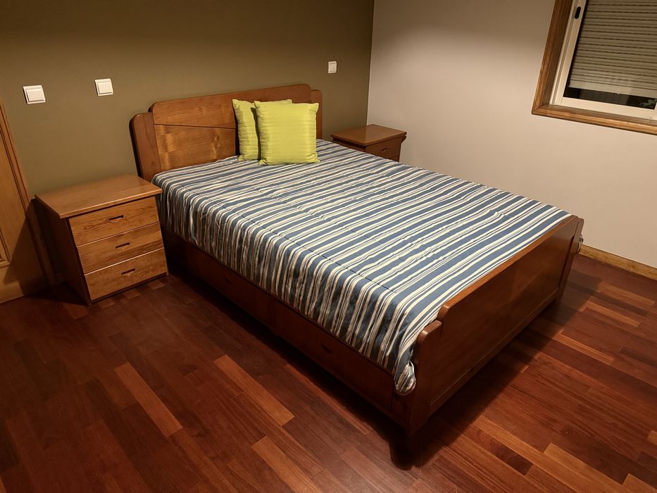 Cama de casal, mesinhas e espelho