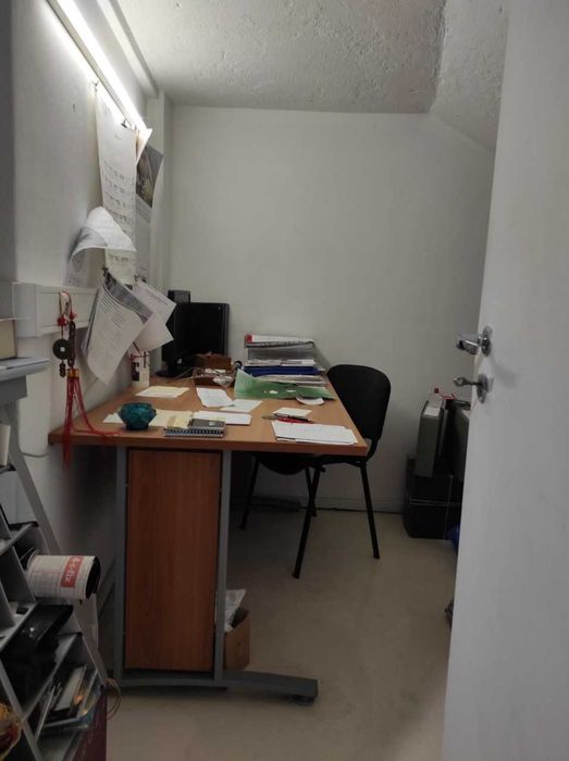 SECRETÁRIA; Mesa de trabalho; Expositores de montra (Árvores secas)