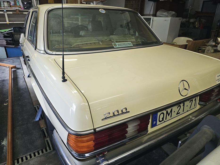 Clássico - Mercedes Benz 200 (W123)