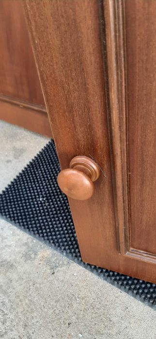 Portas para armário em madeira de cor escura, c/ puxadores e ferragens