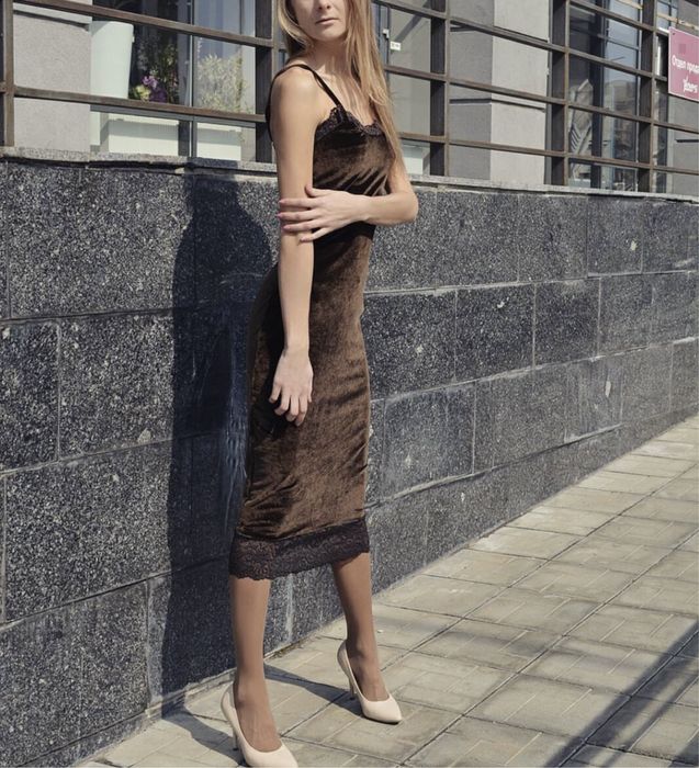 Велюровое платье с гипюром, S